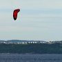 <p align=left>Dans la baie de Pointe-Lebel, ils étaient quatre à faire du kitesurf (anglicisme au lieu de planche volante ou la planche aérotractée).